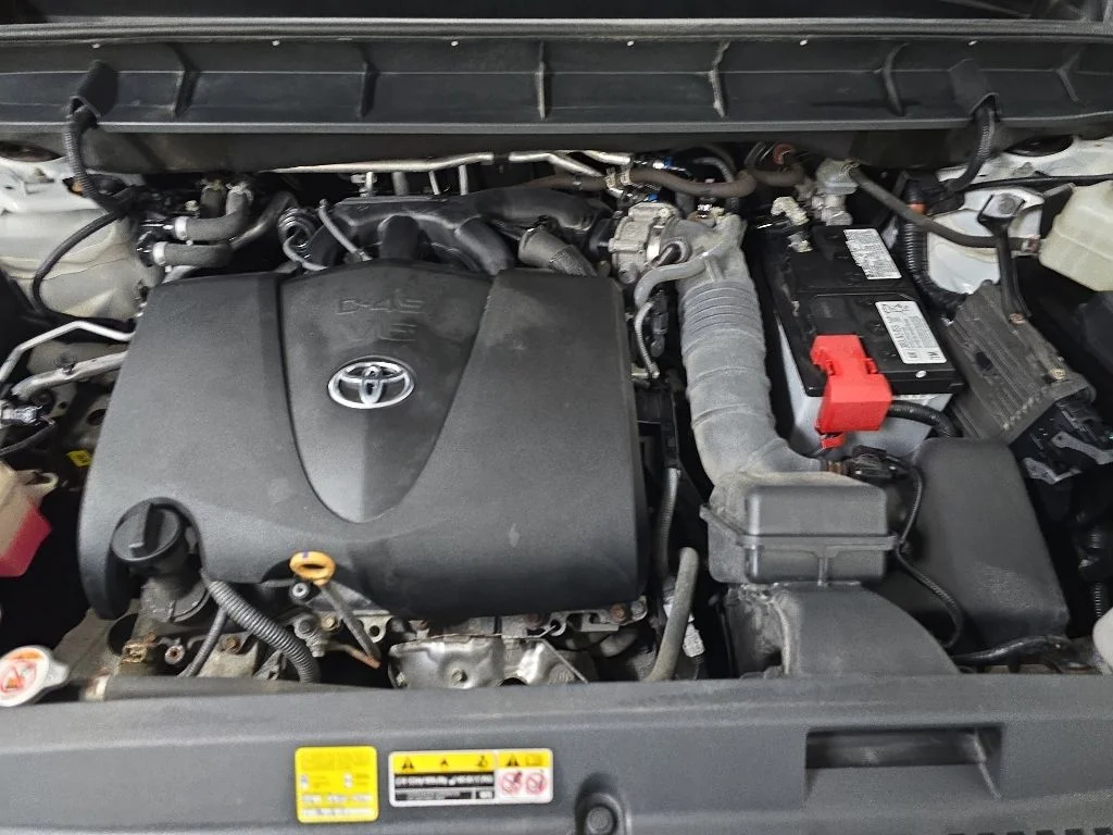 Used 2020 White Toyota L image 12