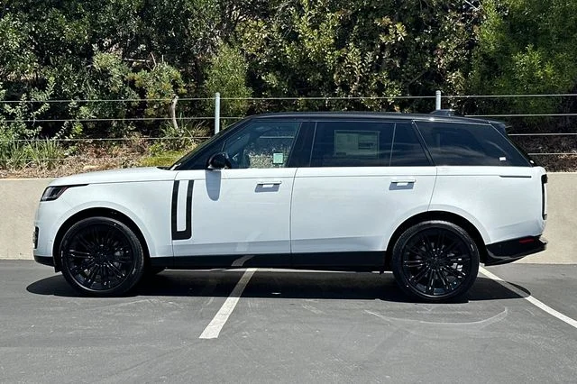 New 2026 Fuji White Land Rover SE image 2