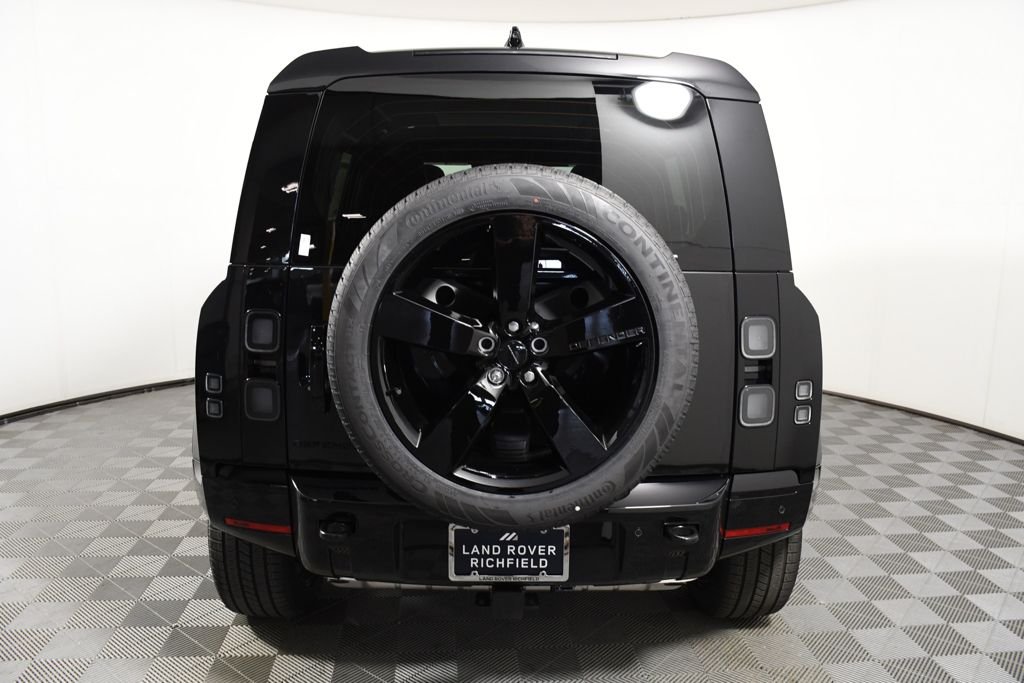 New 2026 Santorini Blk Land Rover X-Dynamic SE image 5