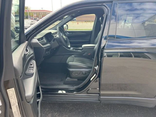 Used 2025 Black Jeep Altitude image 11