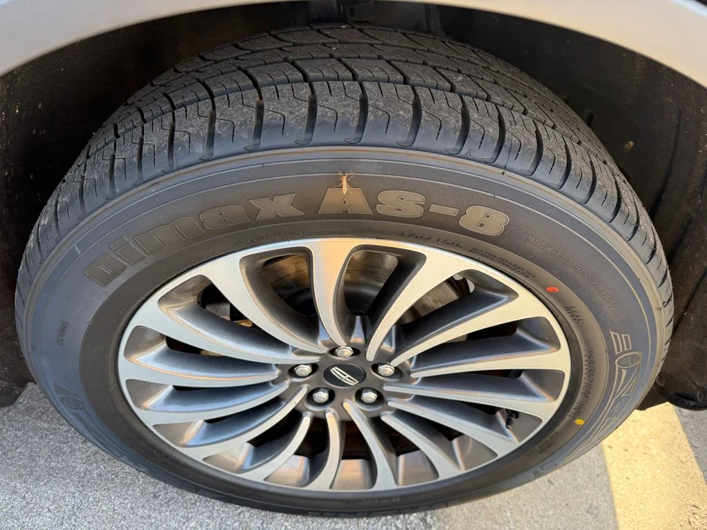 Used 2020 Black Lincoln Reserve image 24