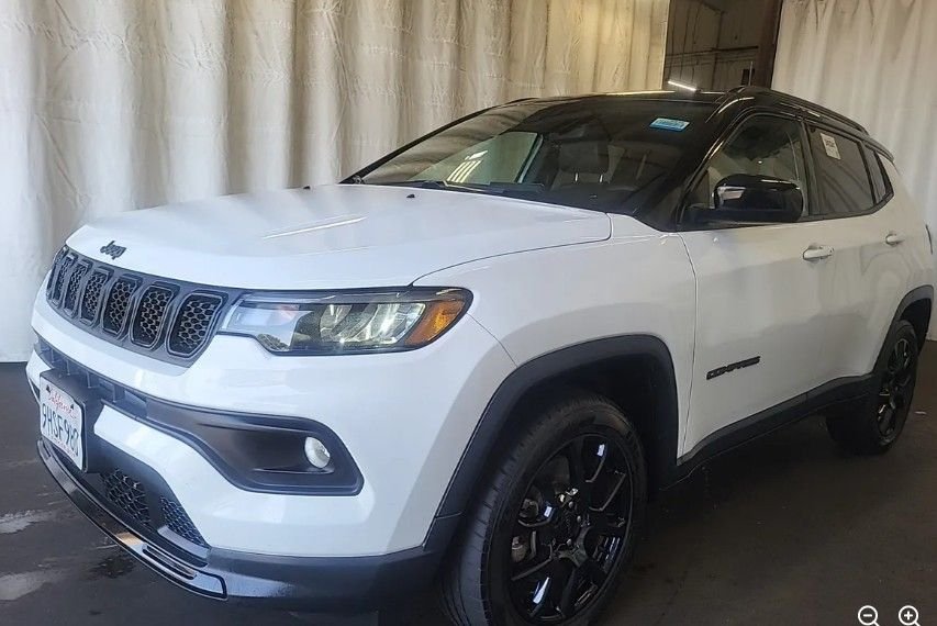 Used 2023 White Jeep Latitude image 1