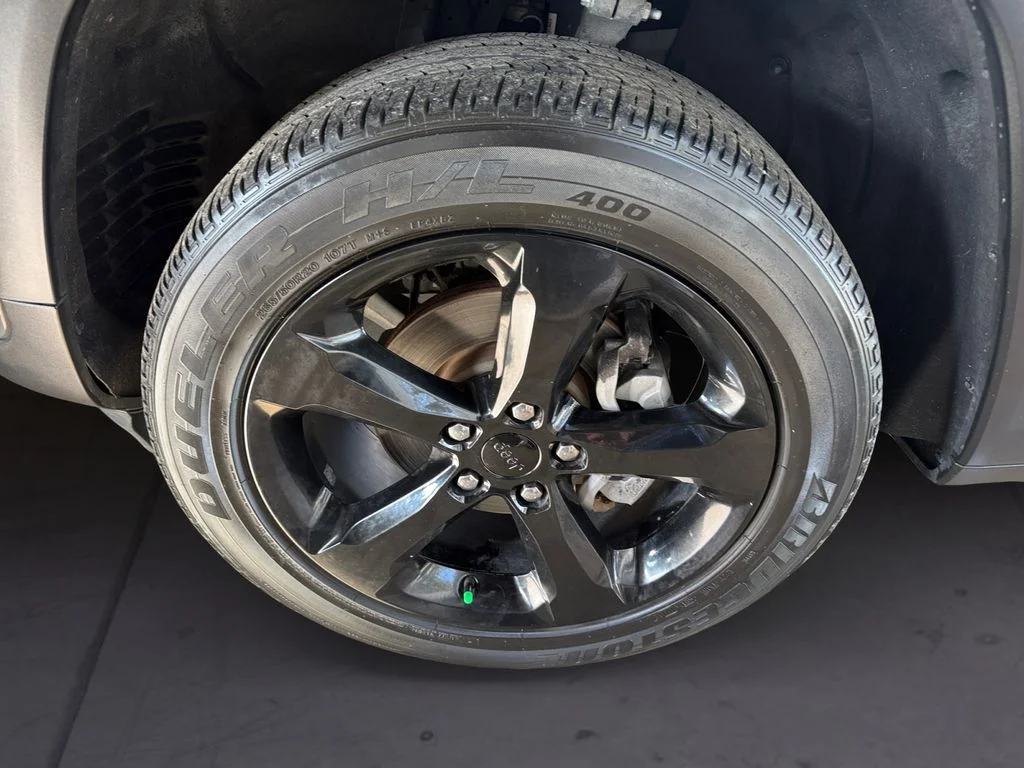 Used 2023 Gray Jeep Altitude X image 9