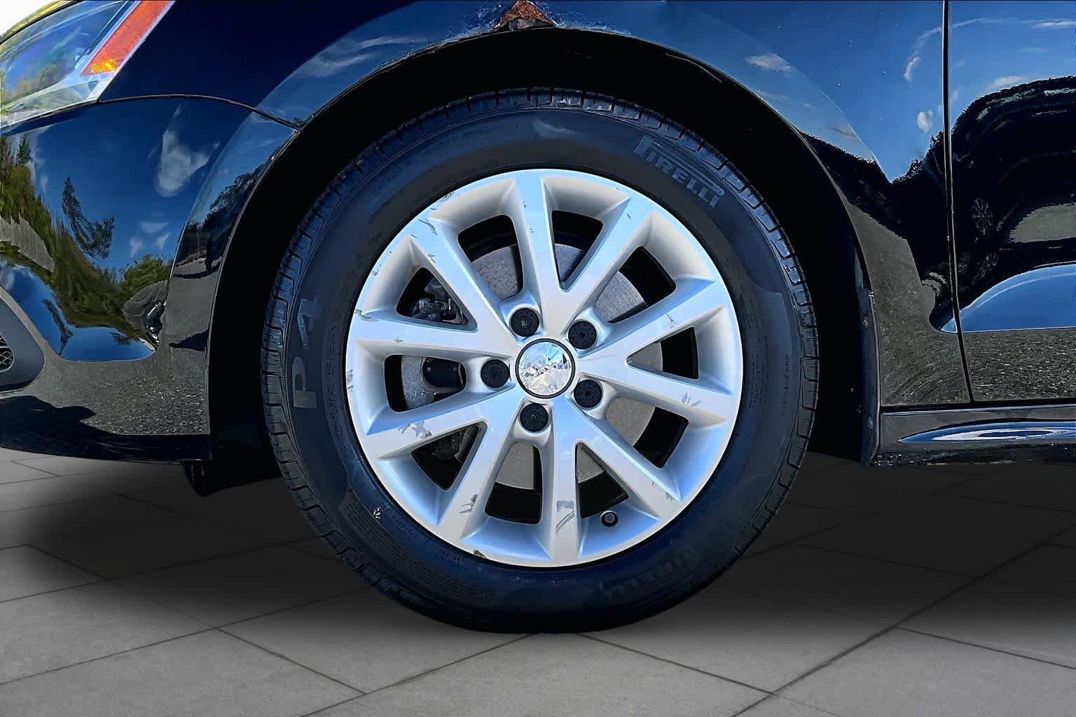 Used 2013 Black Volkswagen SE w/Convenience image 10