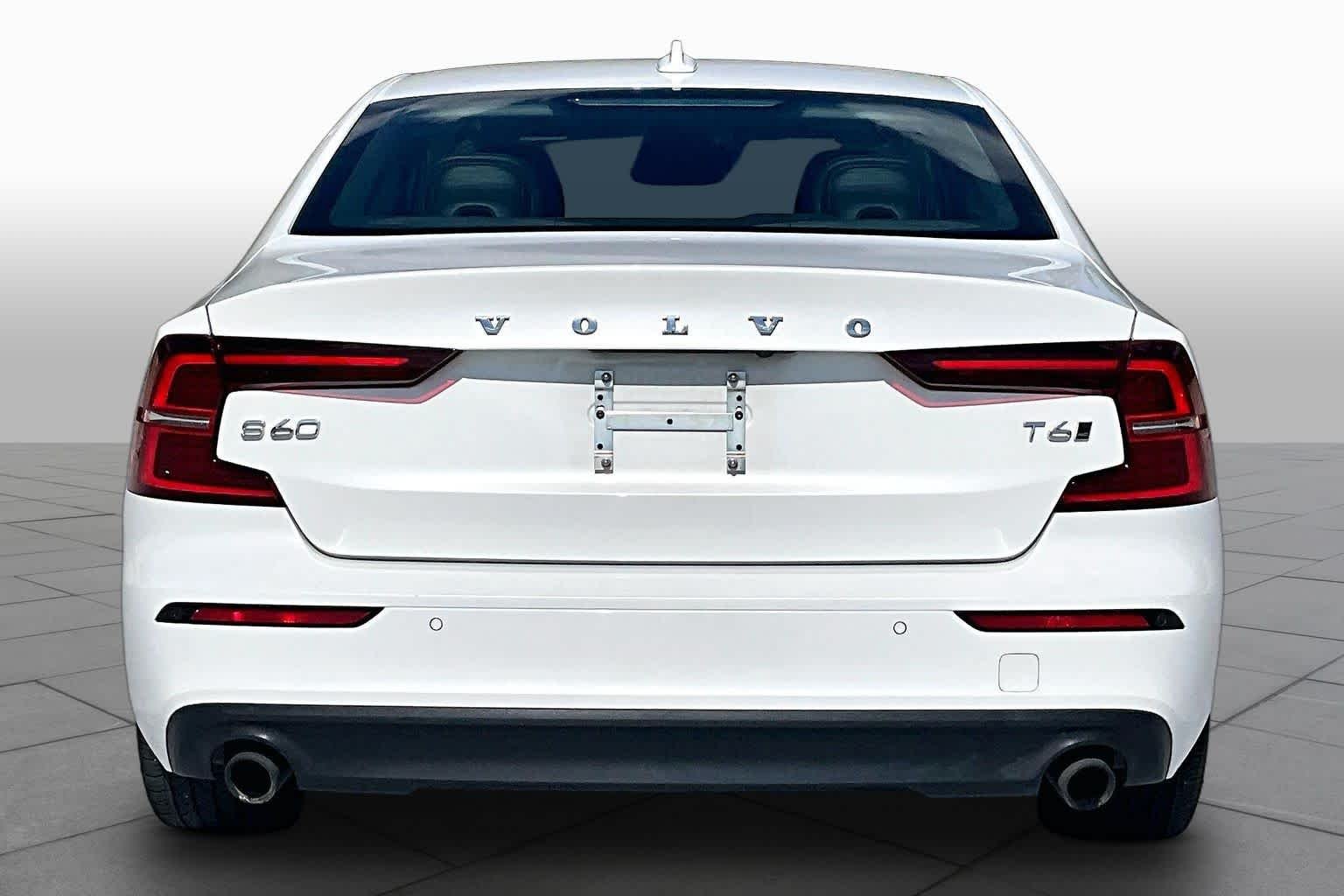 Used 2020 Crystal White Pearl Metallic Volvo Momentum image 5