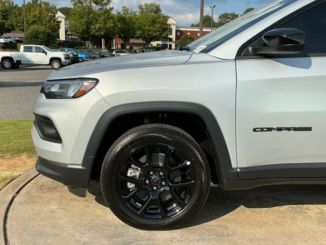 New 2026 Silver Zynith Metallic Clear-Coat Exterior Paint Jeep Latitude image 12