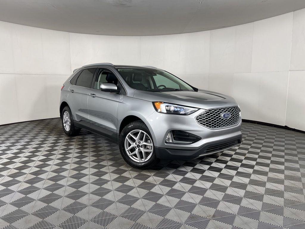Used 2024 Silver Metallic Ford SEL image 9