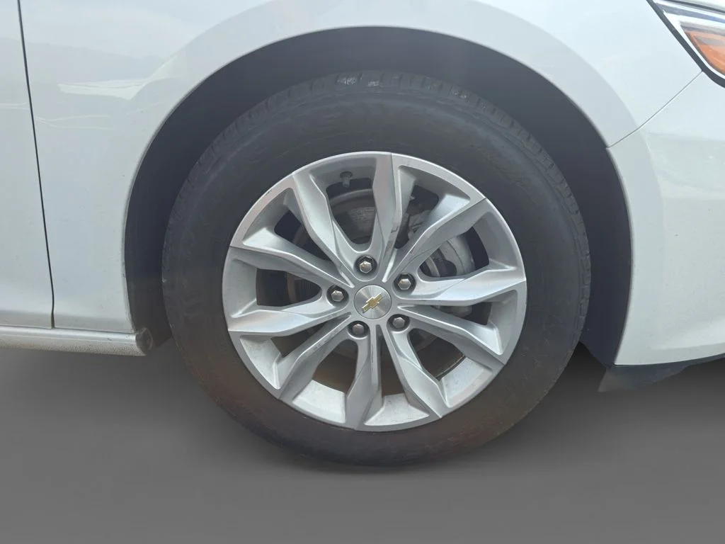 Used 2024 Summit White Chevrolet LT image 10