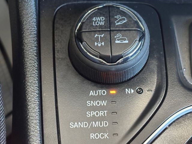 Used 2022 White Jeep Trailhawk image 29