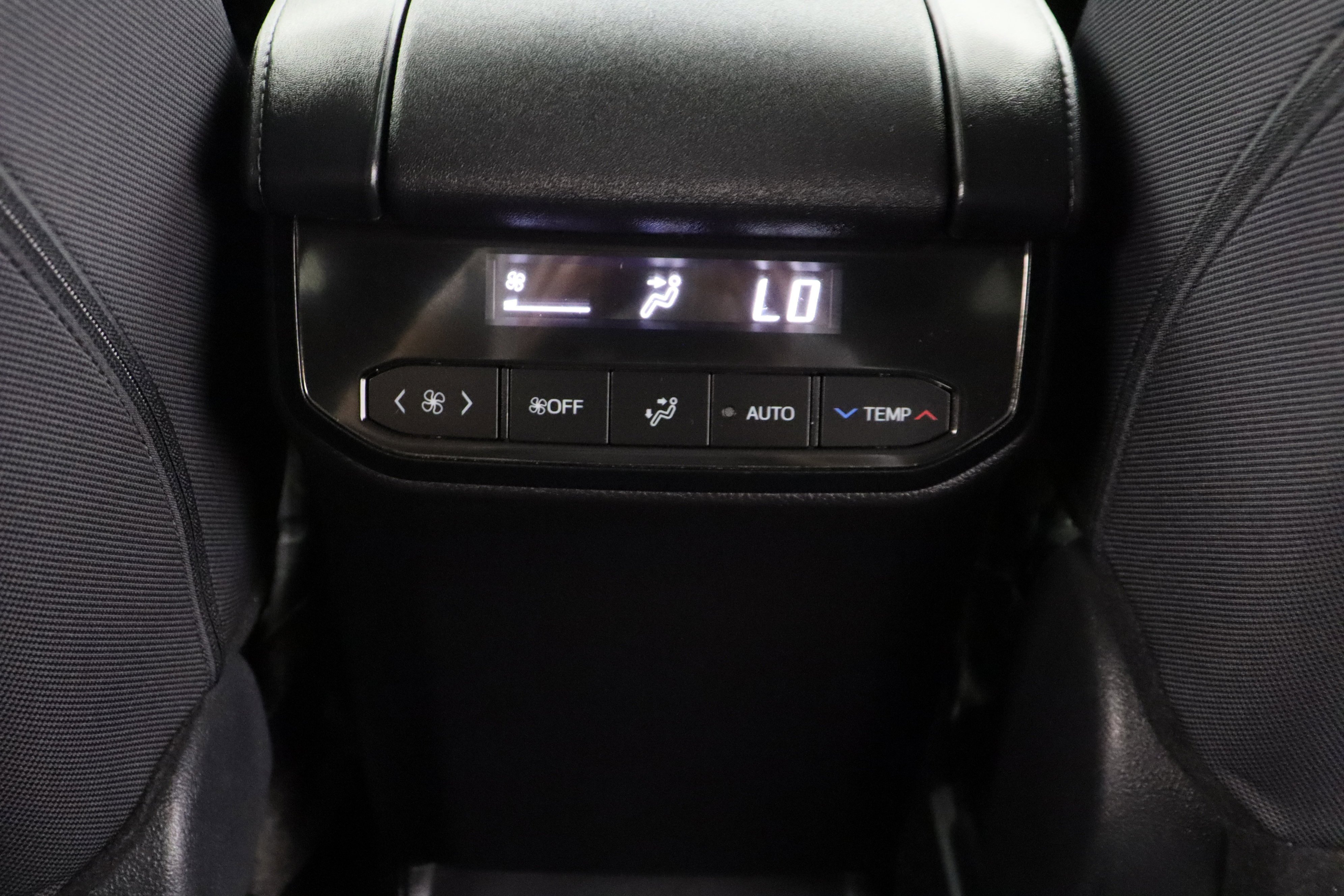 2025 Toyota Highlander LE - Photo 29