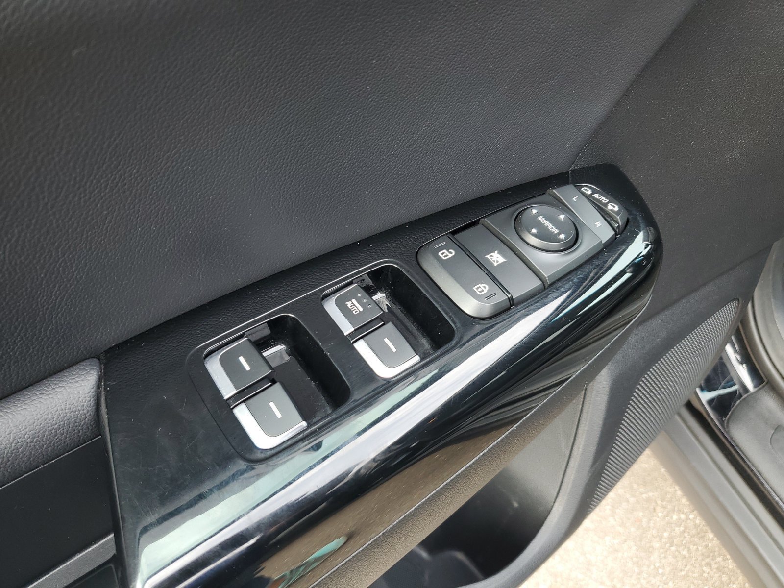 Used 2020 Red Kia EX image 12