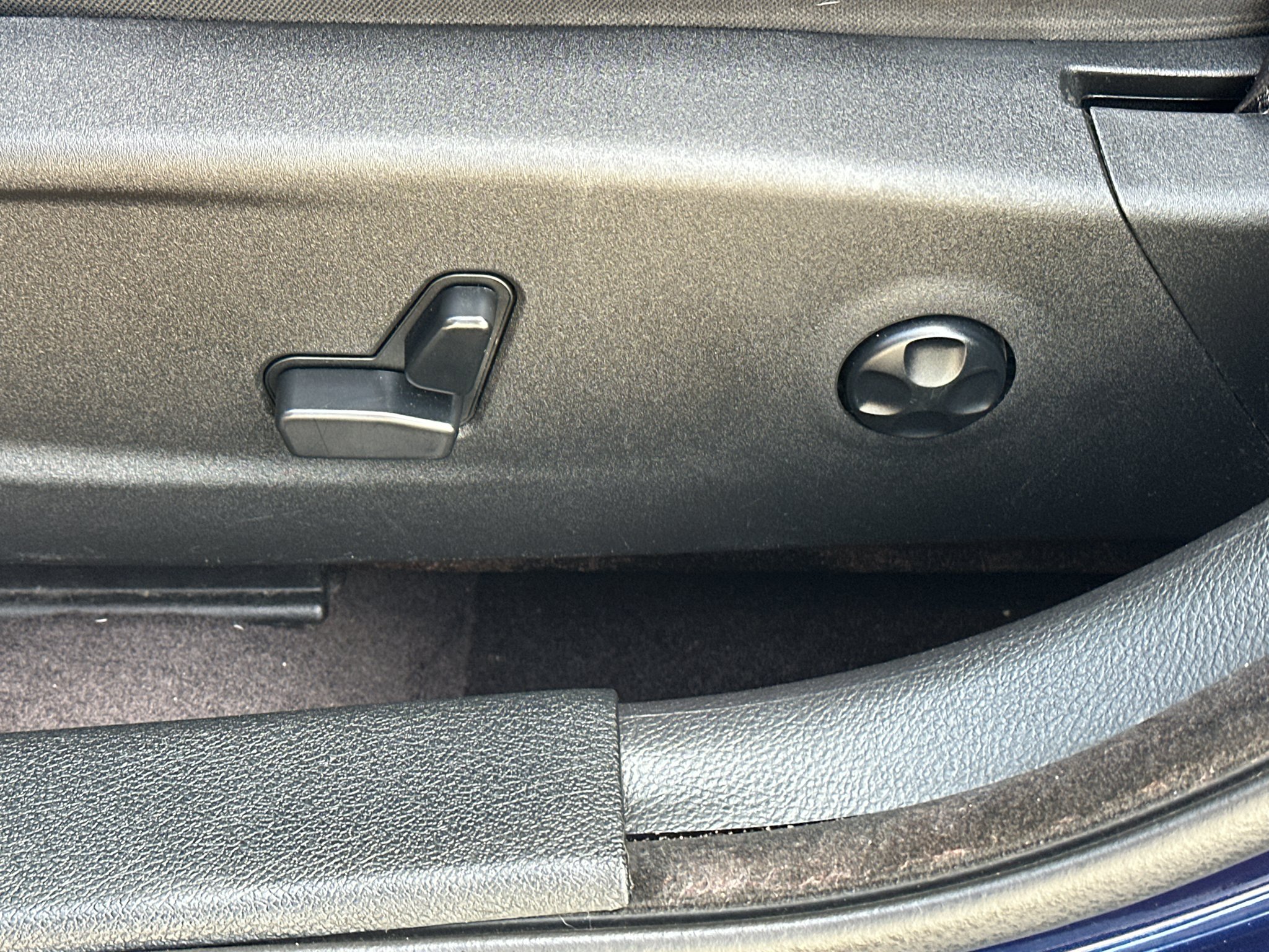 Used 2016 Jazz Blue Pearlcoat Chrysler Base image 28