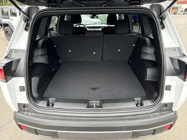 New 2026 Bright White Clear-Coat Exterior Paint Jeep Laredo image 12