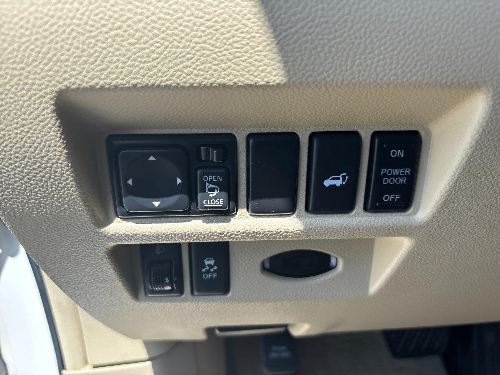 Used 2013 Moonlight White INFINITI Base image 17