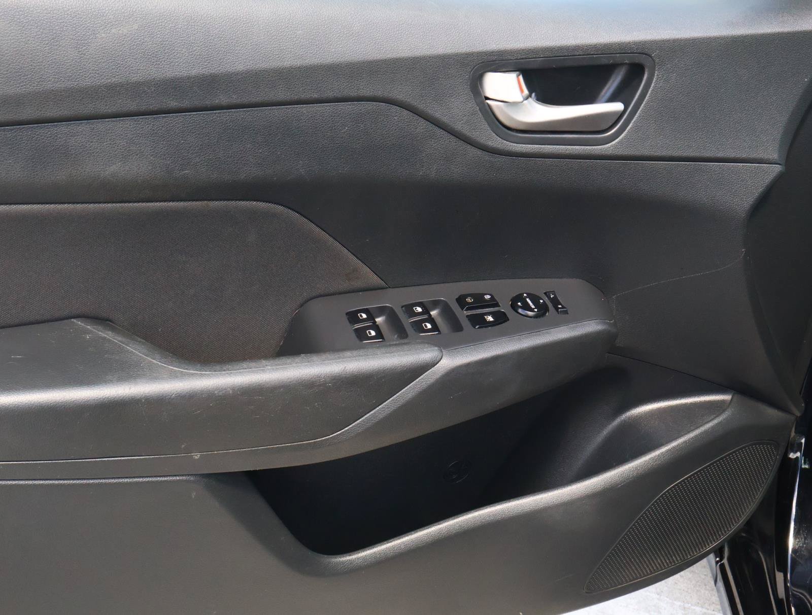 Used 2022 Absolute Black Hyundai SE image 13