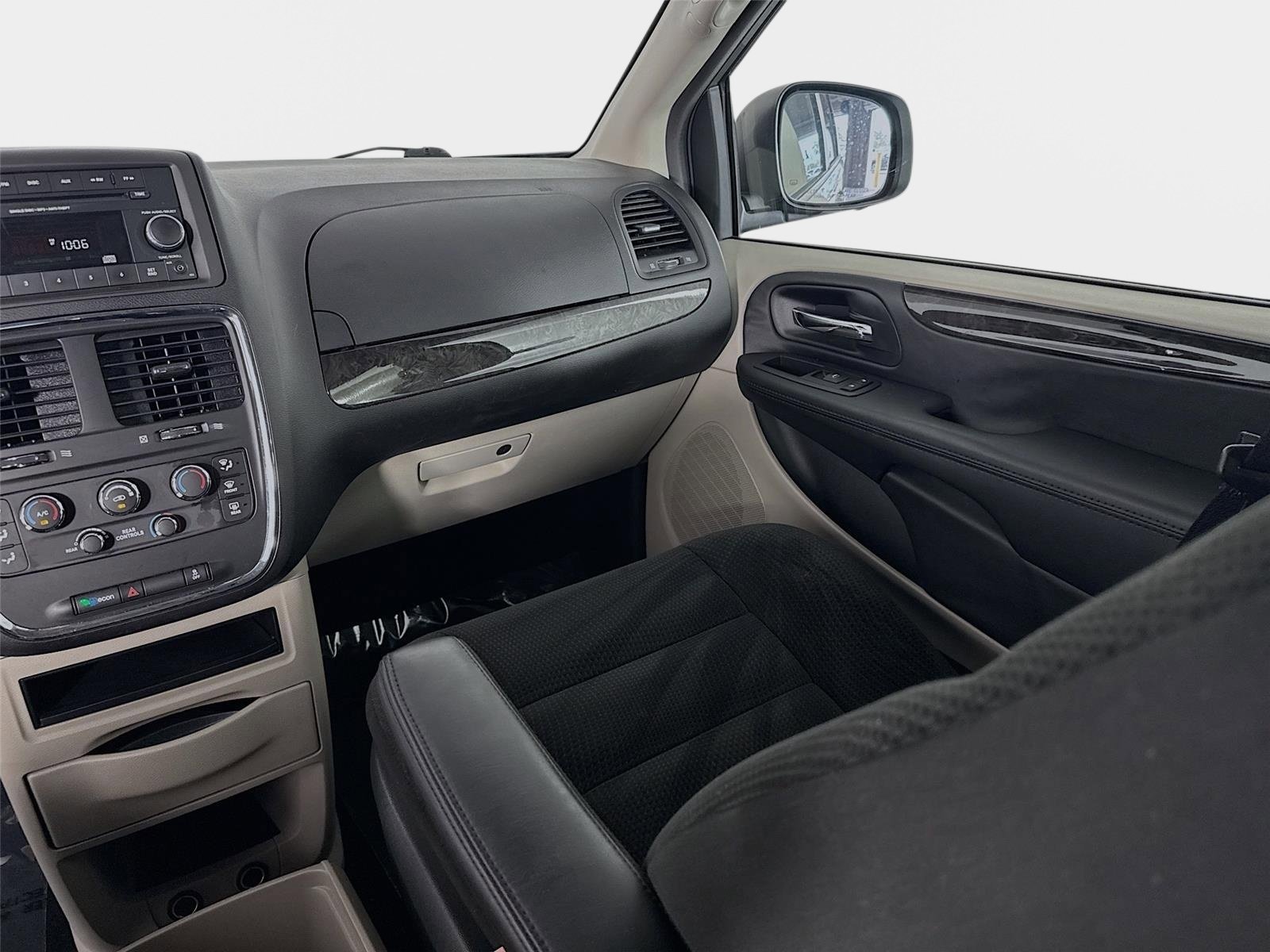 Used 2016 Billet Silver Metallic Clearcoat DODGE SE image 21