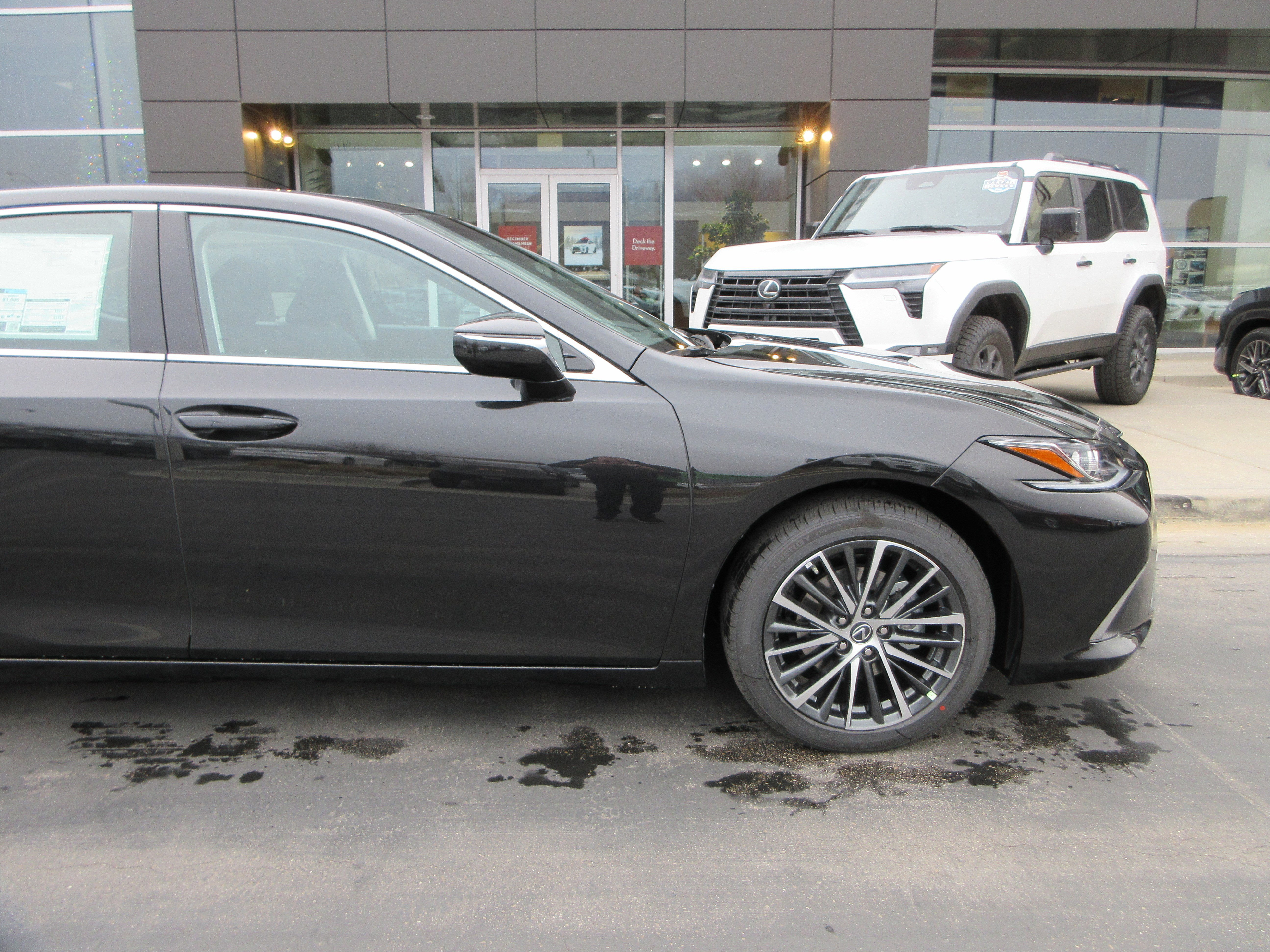 2025 Lexus ES 350 - Photo 12