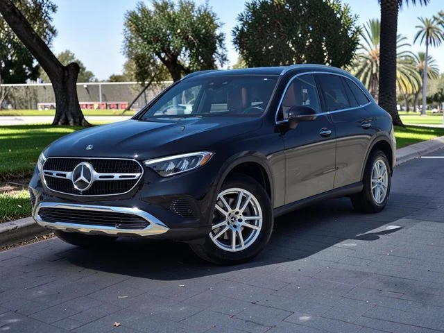 Used 2025  Mercedes-Benz GLC 300 image 2