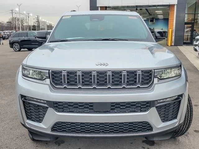 New 2026 Silver Zynith Exterior Paint Jeep Limited image 4