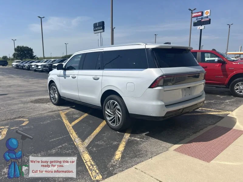 Used 2025 Crystal White Lincoln Reserve image 3
