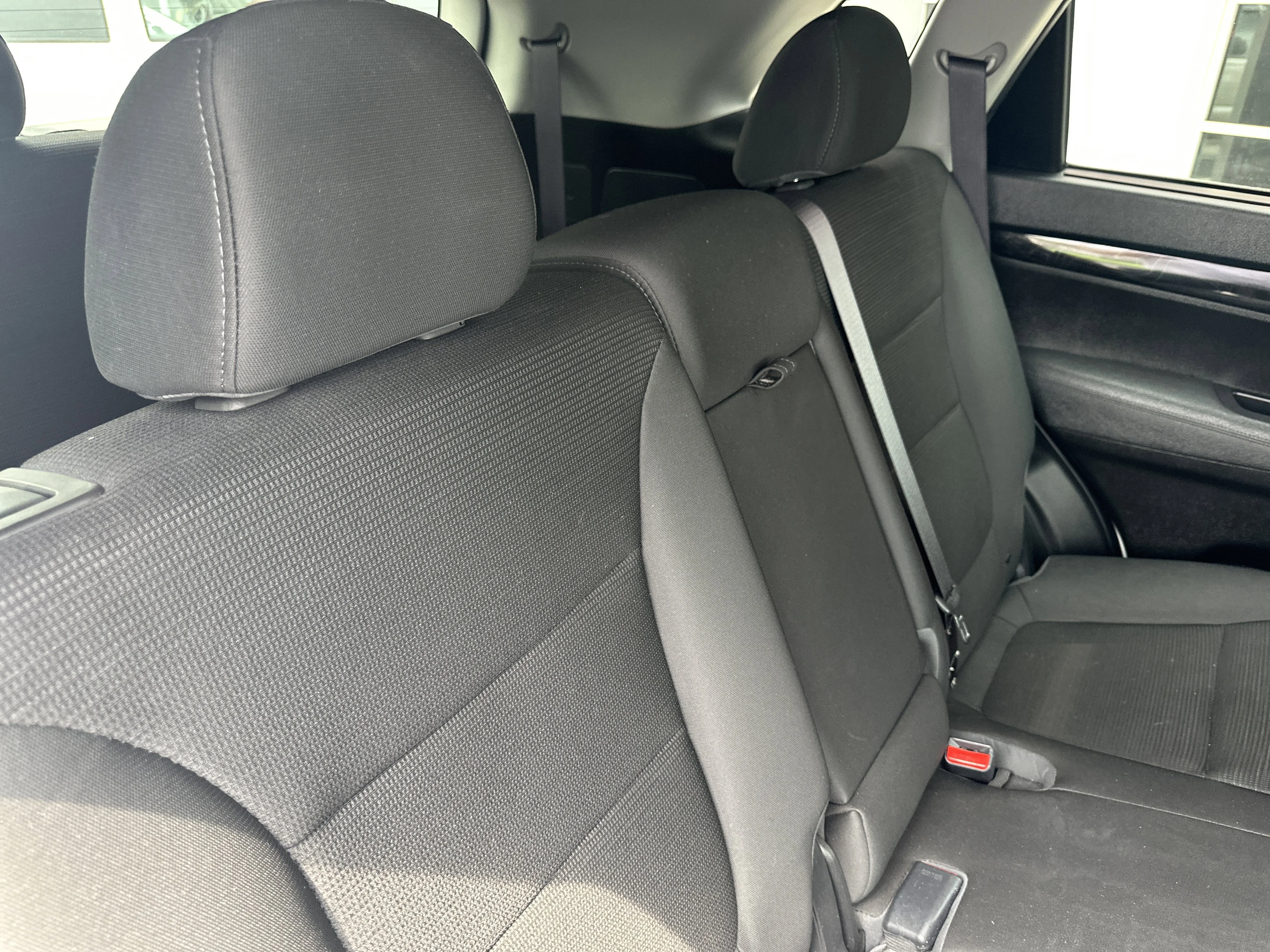 Used 2015 Snow White Pearl Kia LX image 28
