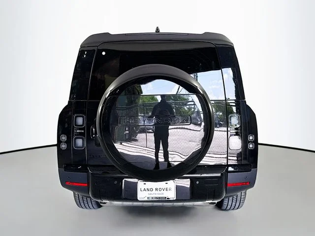 New 2026 Santorini Black Metallic Land Rover S image 6