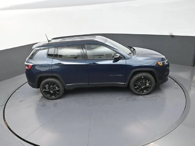 New 2026 Fathom Blue Pearl-Coat Exterior Paint Jeep Latitude image 17