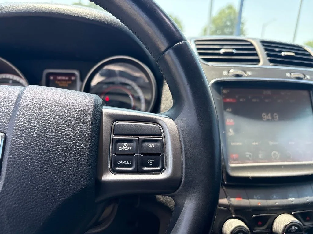 Used 2015 White Dodge Crossroad image 21