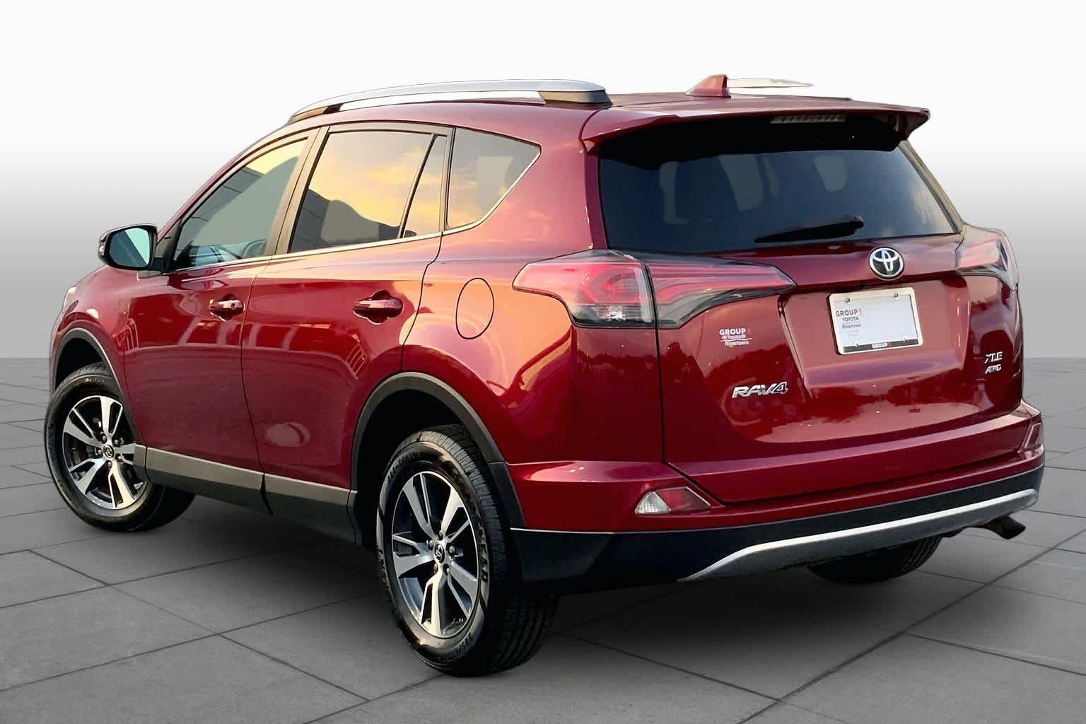 Used 2018 Ruby Flare Pearl Toyota XLE image 12