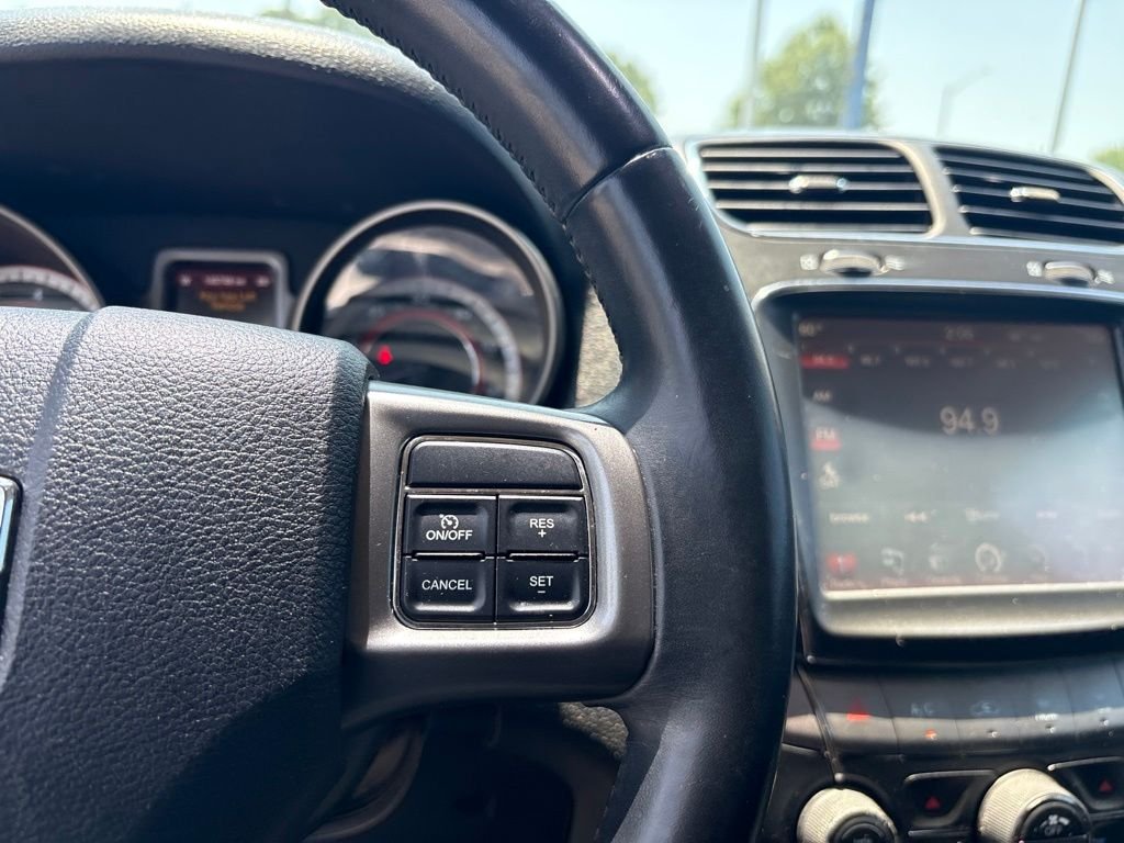 Used 2015 White Dodge Crossroad image 21