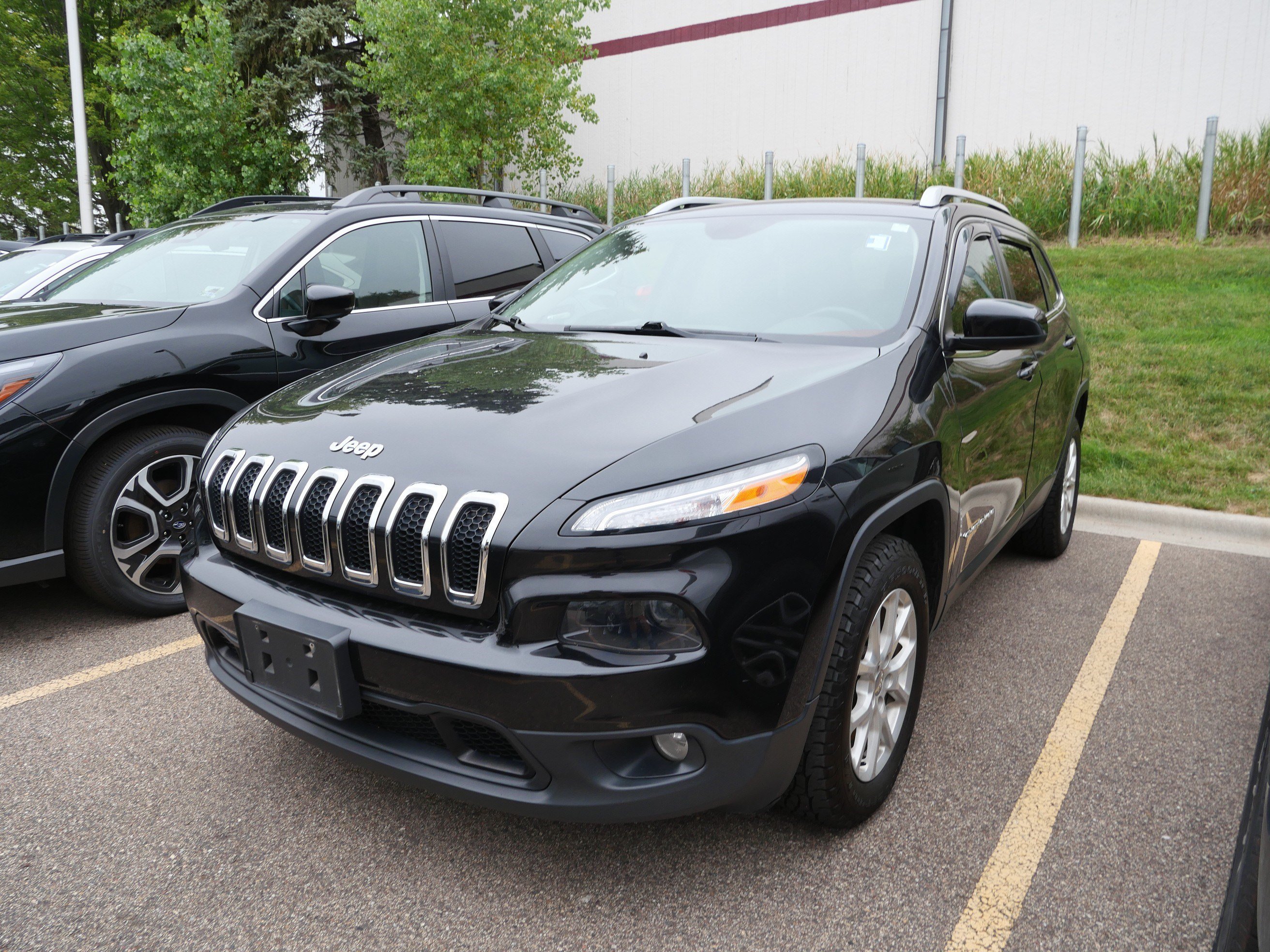 Used 2016 Brilliant Black Crystal Pearlcoat Jeep Latitude image 8