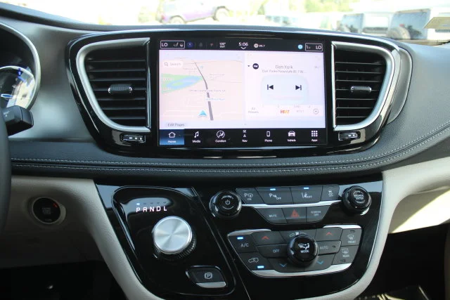 Used 2024 White Chrysler Select Road Tripper image 4