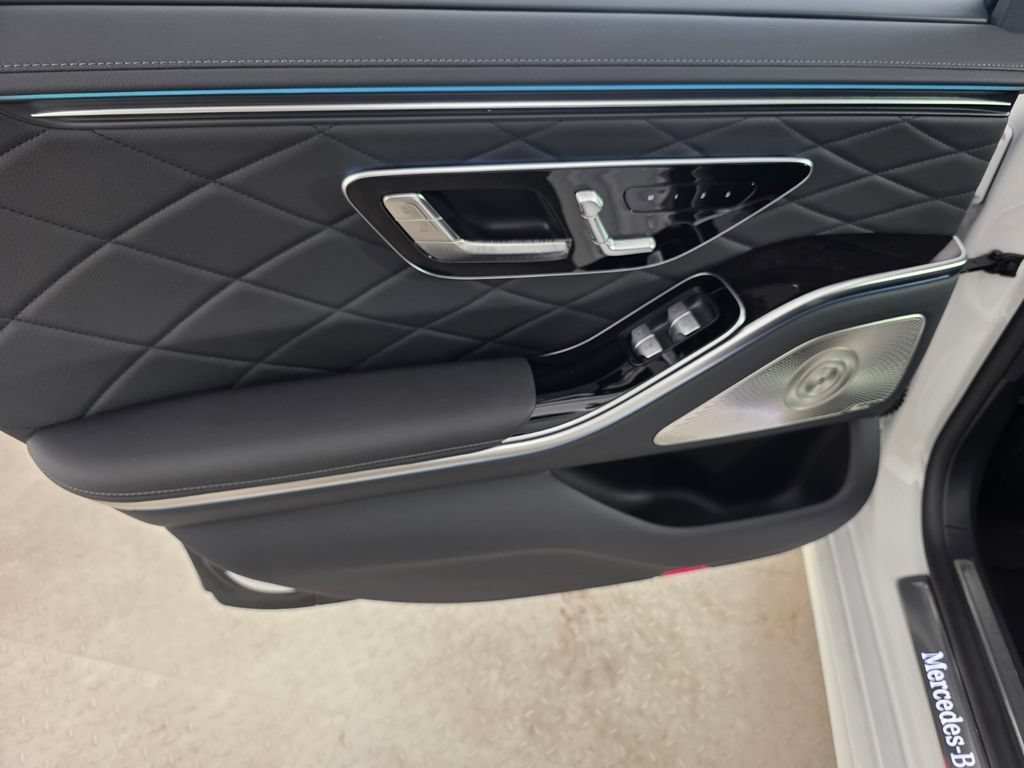 New 2027 MANUFAKTUR Moonlight White Metallic Mercedes-Benz S 580 image 29