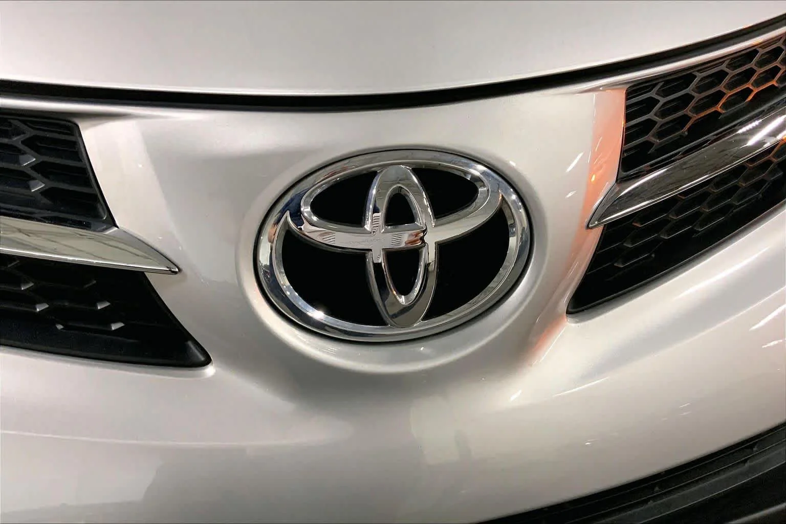 Used 2013 Classic Silver Metallic Toyota LE image 10