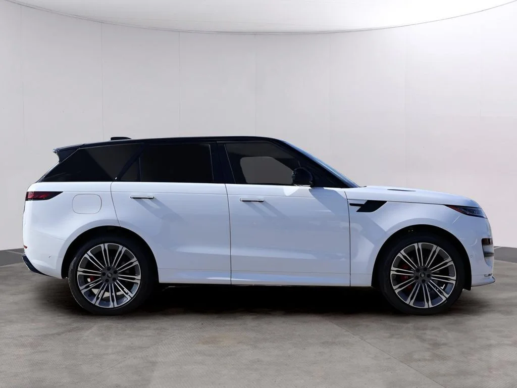 Used 2025 Fuji White Land Rover Dynamic SE image 4