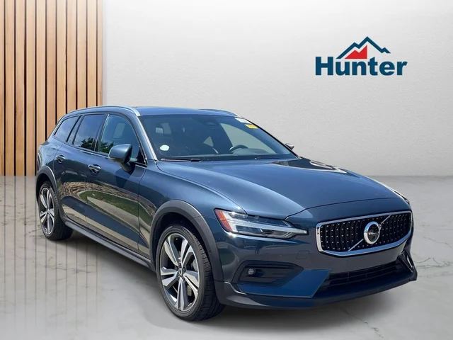 2025 Volvo V60 Cross Country B5 Plus