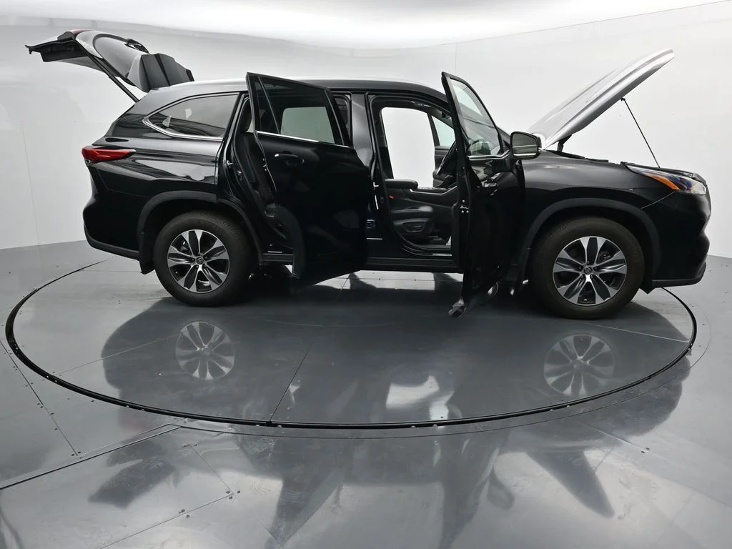Used 2022 Black Toyota XLE image 36