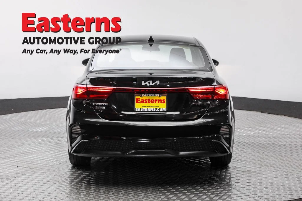 Used 2022 Black Kia LXS image 6