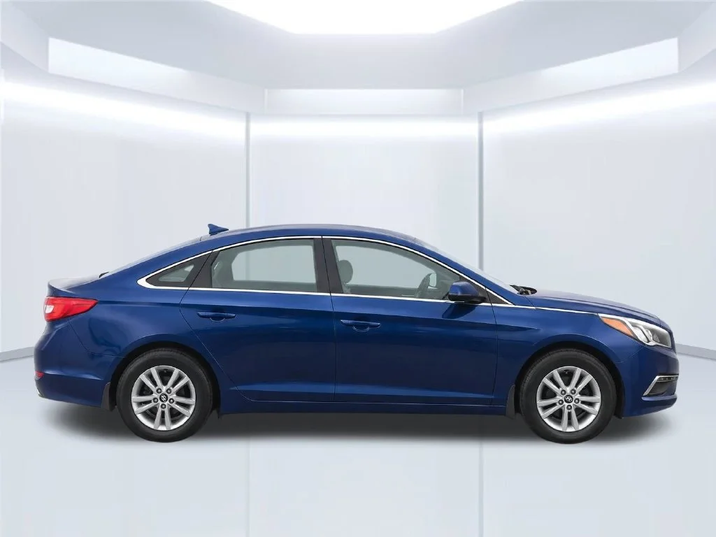 Used 2015 Blue Hyundai SE image 9