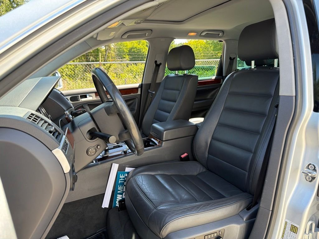 Used 2006 Silver Volkswagen V10 TDI image 24