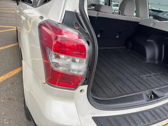 Used 2015 Satin White Pearl Subaru 2.5i Premium image 10
