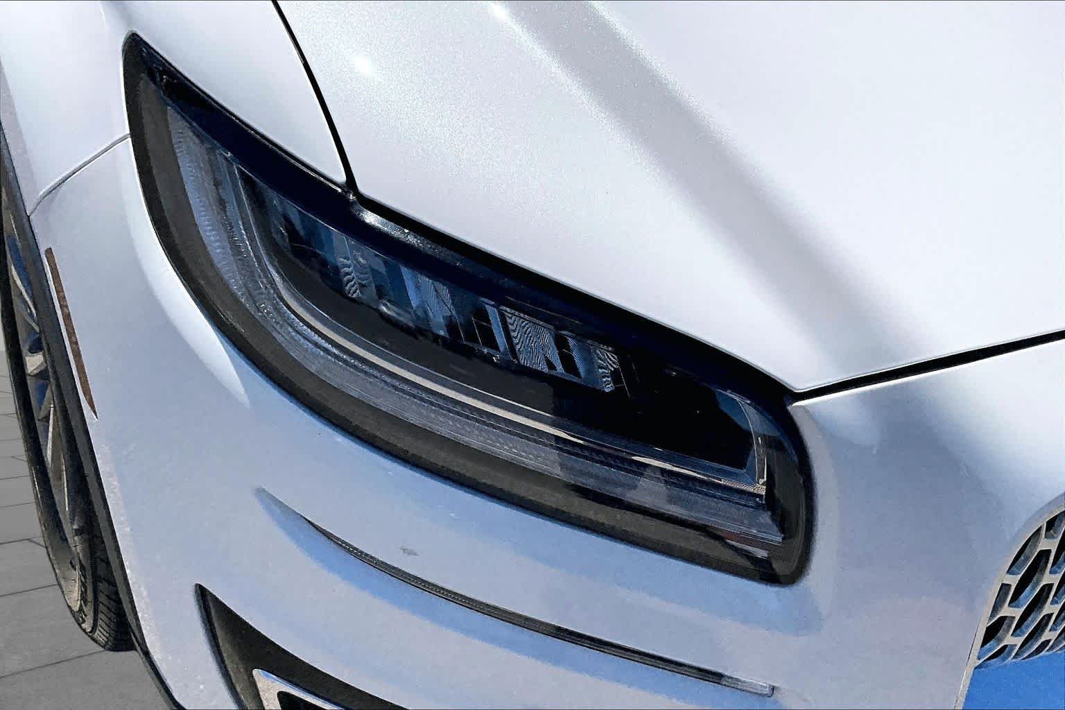 Used 2020 Pristine White Lincoln Standard image 26
