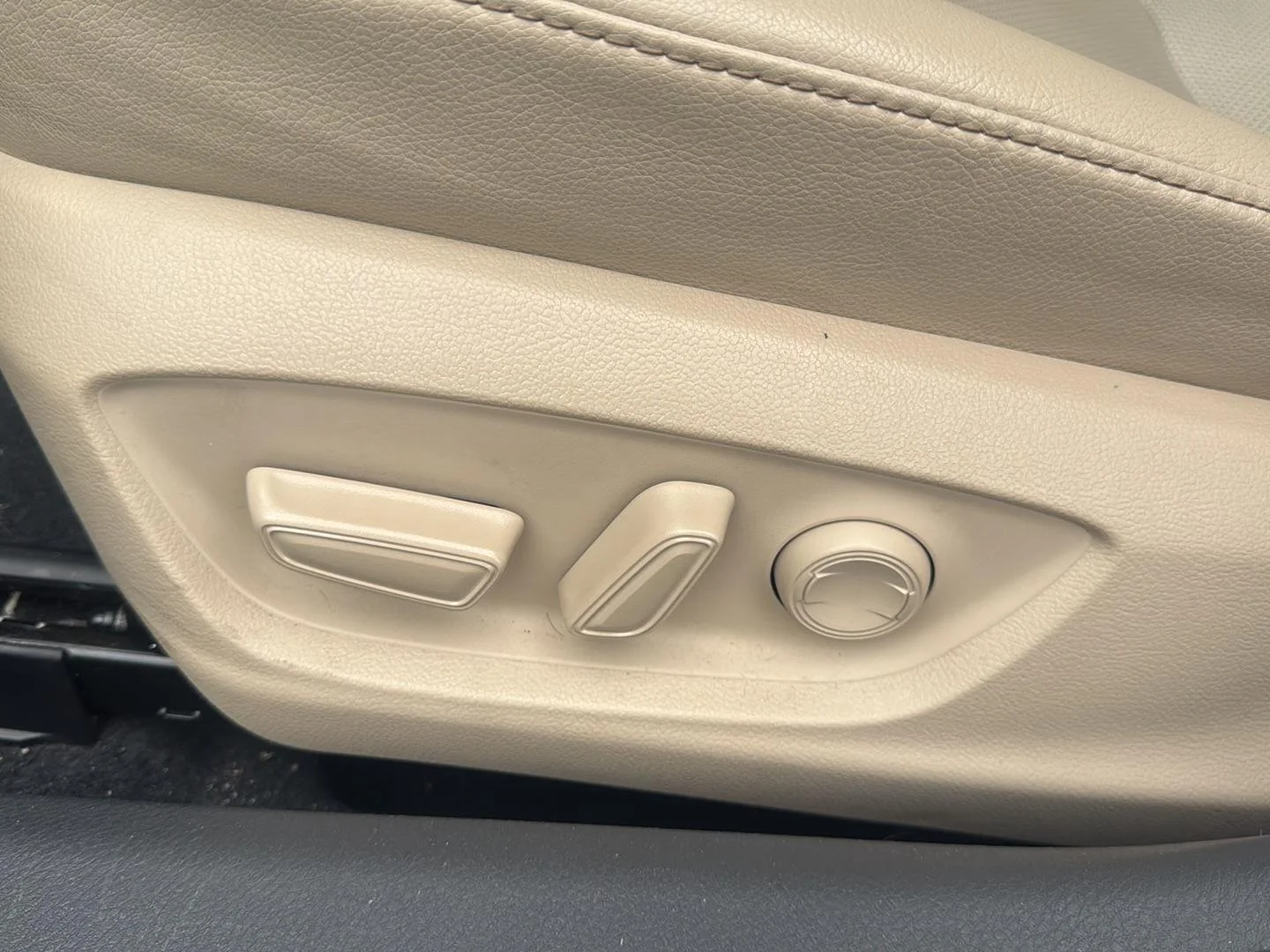 Used 2020 Wind Chill Pearl Toyota XLE image 7