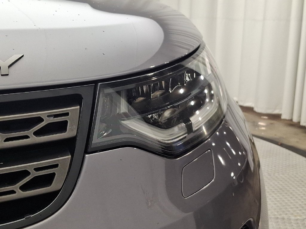 Used 2020  Land Rover SE image 9
