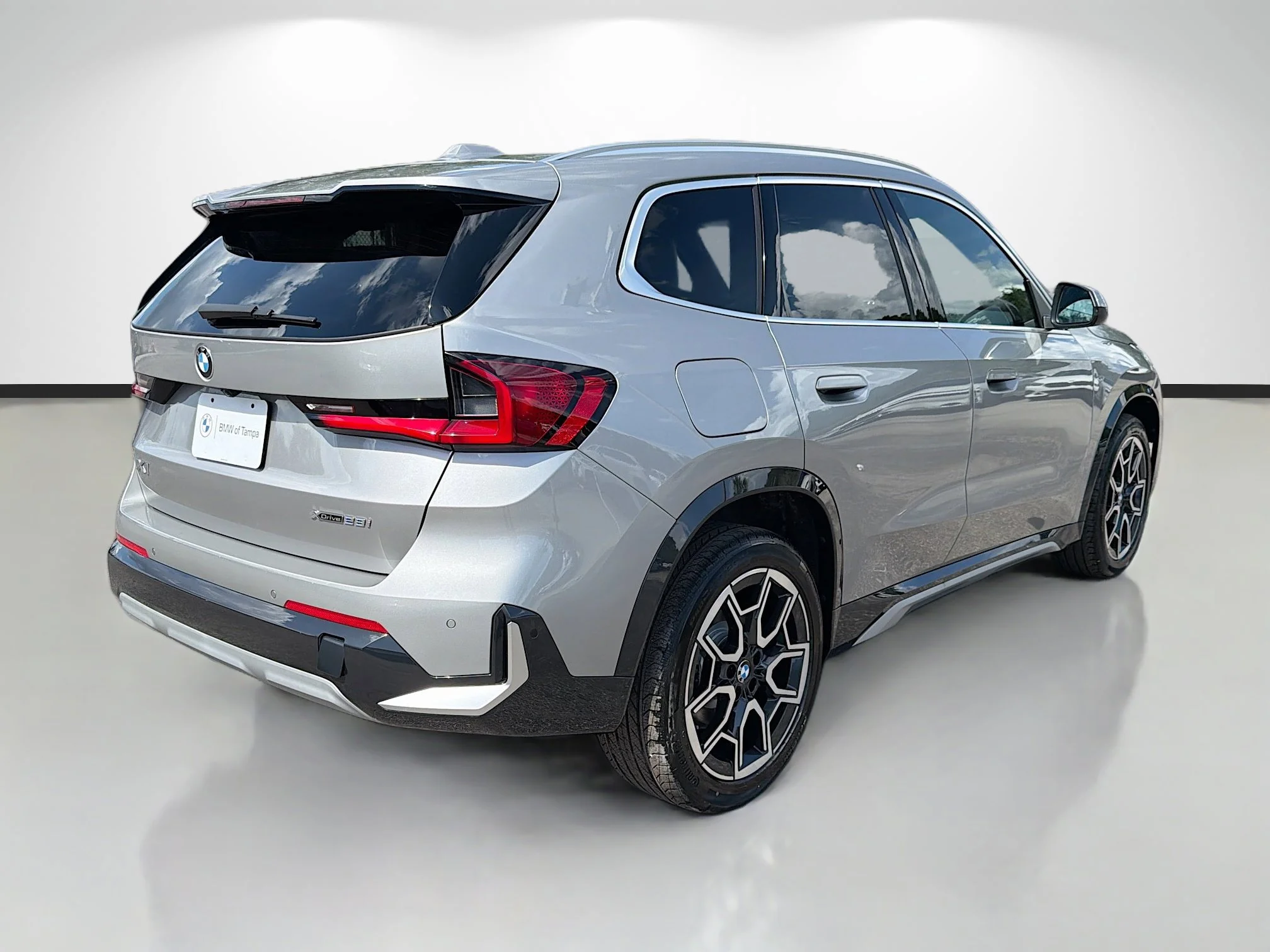 New 2026 Space Silver Metallic BMW xDrive28i image 3