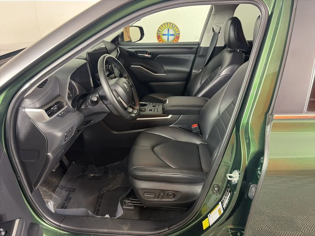 Used 2023  Toyota XLE image 12