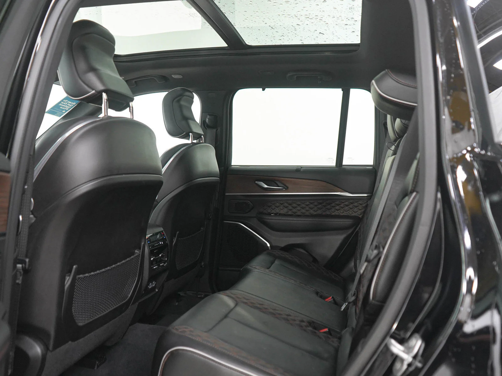 Used 2023 Diamond Black Crystal Pearlcoat Jeep Summit image 18