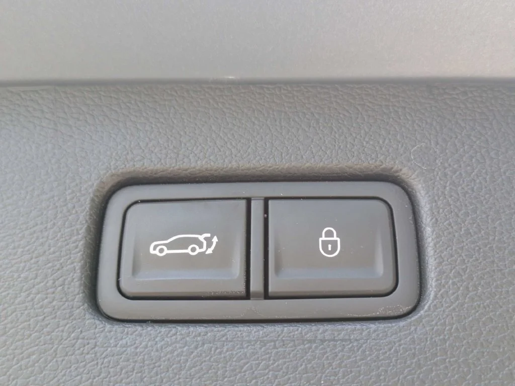Used 2025 Silver Genesis 2.5T image 15
