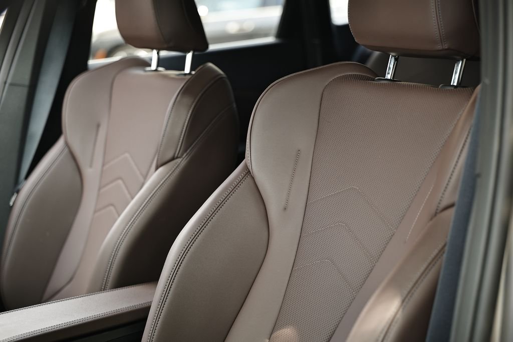 Used 2025 Space Silver Metallic BMW xDrive28i image 21