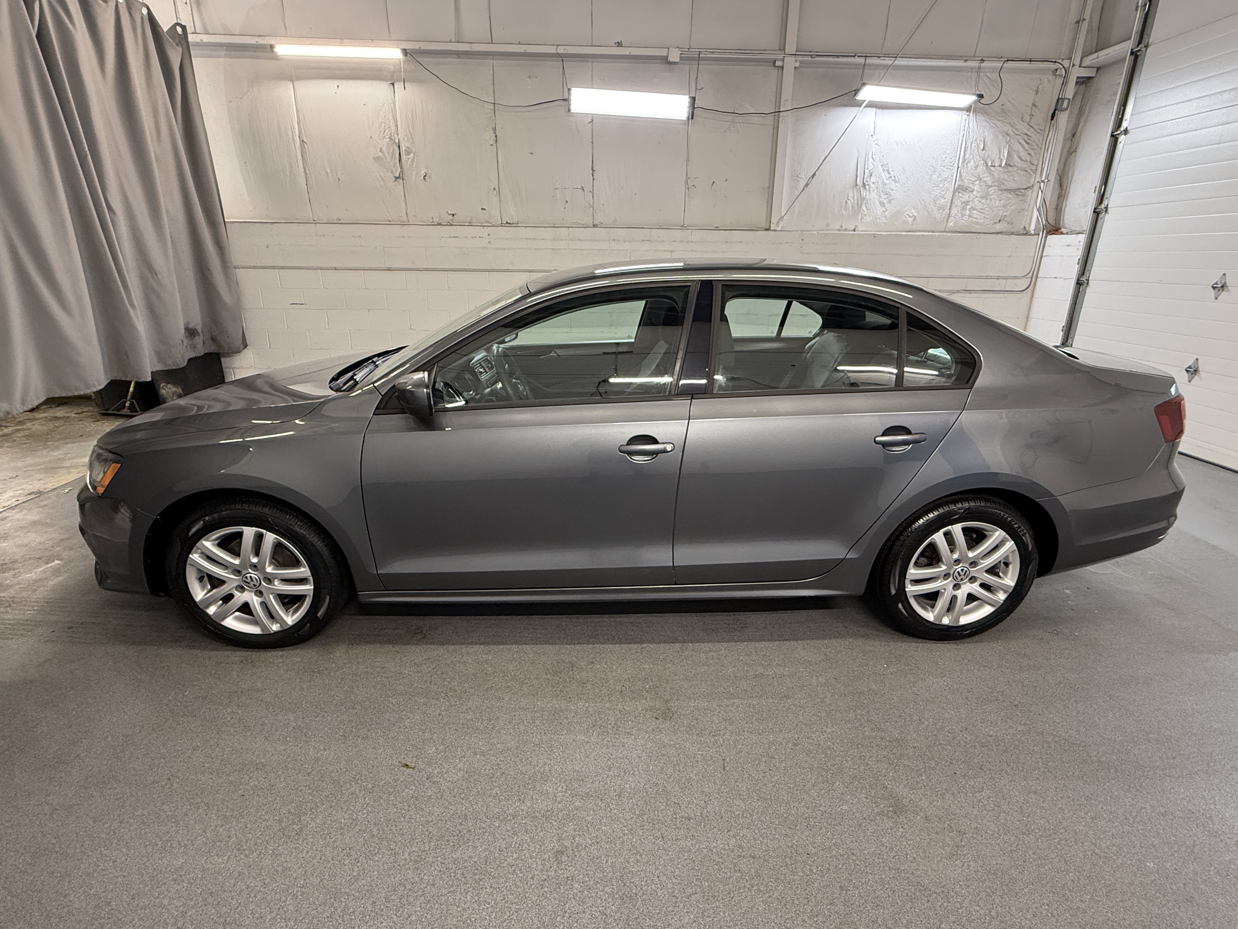 Used 2018 Platinum Gray Metallic Volkswagen 1.4T S image 5